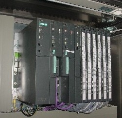 S7-400 PLC met twee processoren.